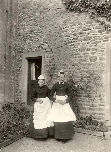 Two ladies in pinafores.jpg - Two ladies in pinafores, possibly servants of the Armistead family.   ( Can anyone give names / place / date ? )  